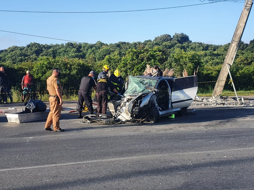 Uma pessoa morre e outras duas ficam feridas após carro bater em poste, em Pinhais — Foto: Amanda Menezes/RPC