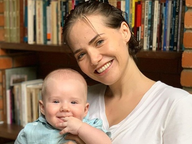 Letícia Colin e Uri posam juntos no 'mesversário' de cinco meses do bebê (Foto: Reprodução/Instagram)