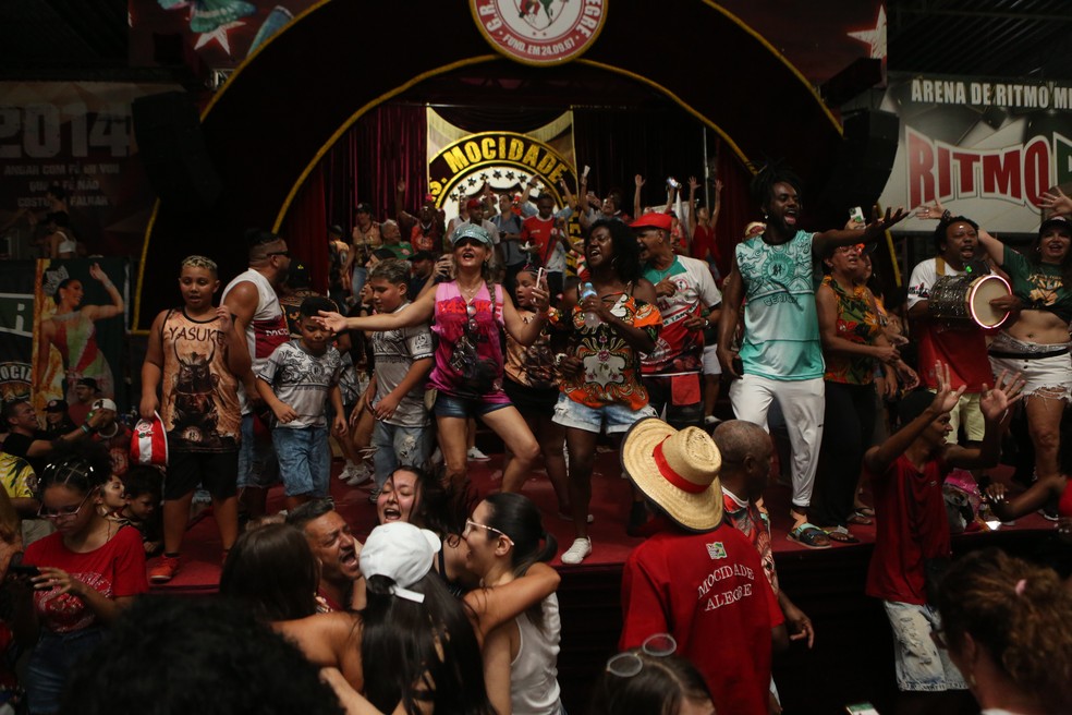 Torcedores da Mocidade Alegre comemoram título do carnaval 2023 de SP na quadra da escola — Foto: Celso Tavares/g1