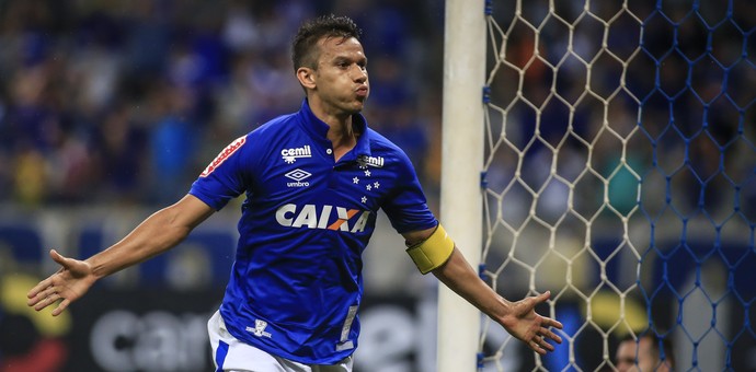 Braçadeira de capitão cai como luva para Henrique: gols e bom futebol