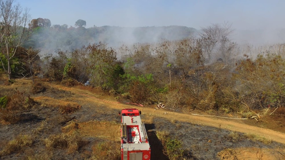Bombeiros tentam controlar incêndio no antigo lixão de Ariquemes, RO — Foto: Semma/Divulgação