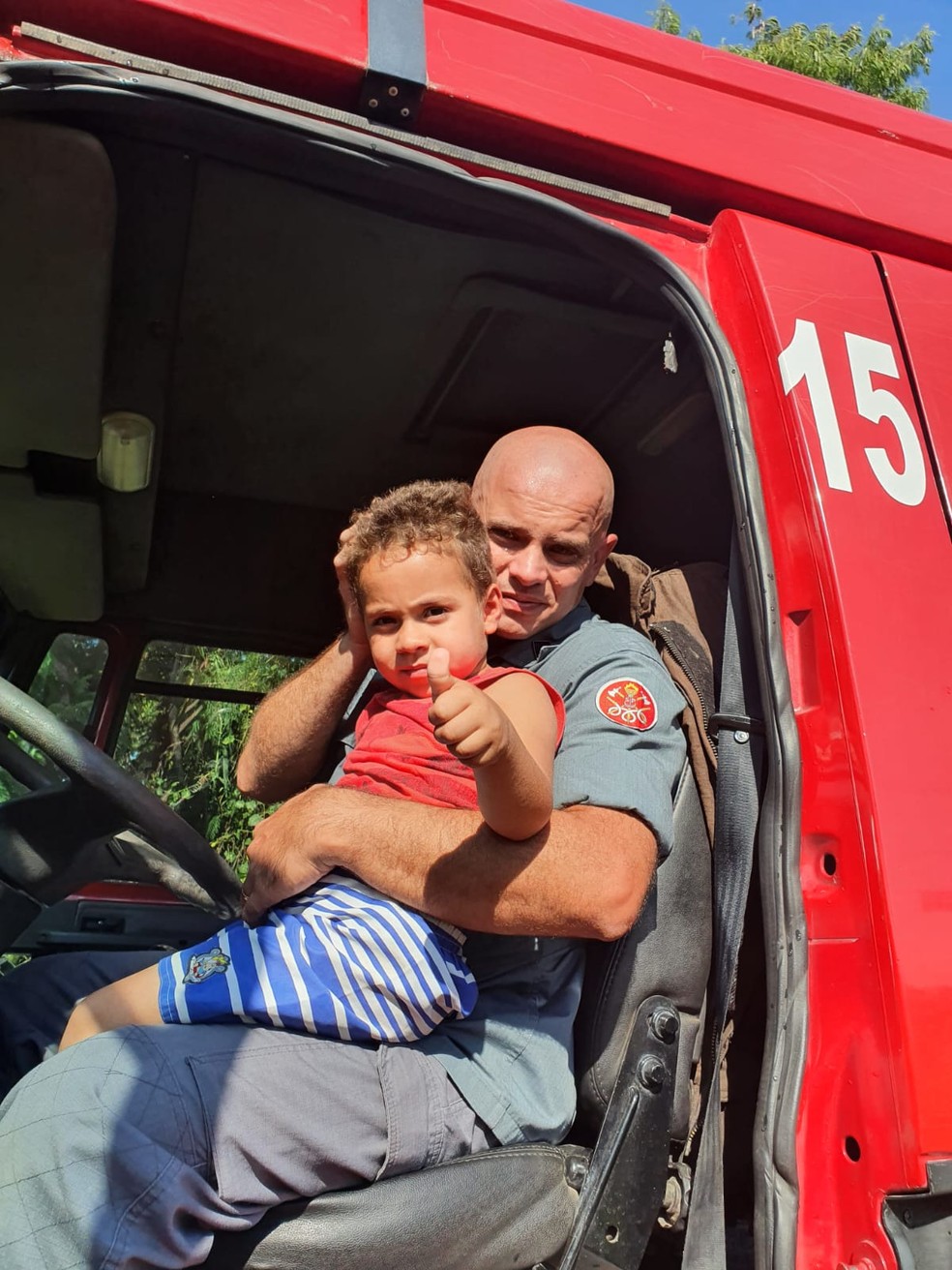 Menino de 3 anos que amputou braço após ser esmagado por esteira industrial reencontra bombeiros que fizeram resgate — Foto: Arquivo pessoal 