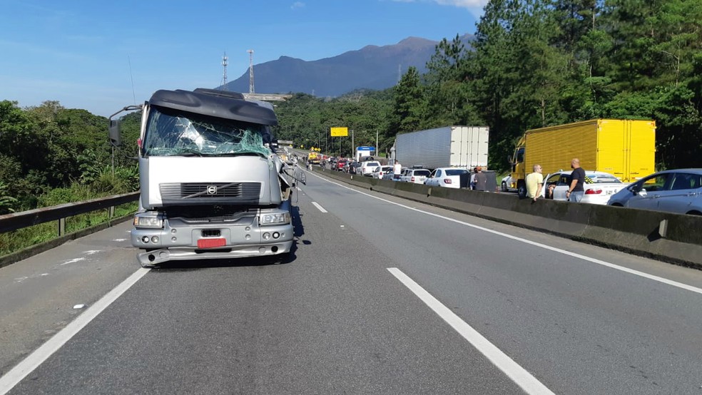 O motorista do caminhÃ£o teve ferimentos leves no acidente â Foto: DivulgaÃ§Ã£o/PRF