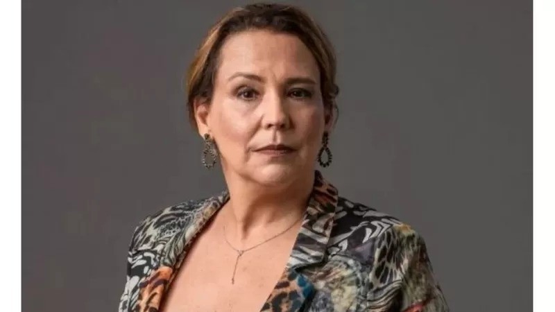 Atriz Ana Beatriz Nogueira, de 54 anos, recebeu diagnóstico de câncer de pulmão (Foto: DIVULGAÇÃO/REDE GLOBO via BBC)