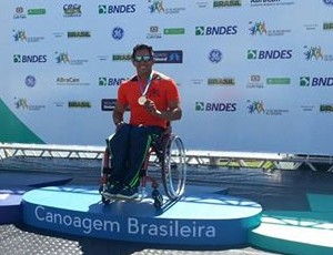 Luis Carlos comemora sua oitava medalha nacional na paracanoagem (Foto: Reprodução/Facebook)