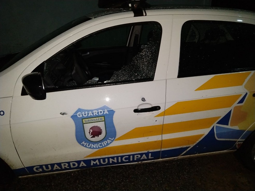 Carro da Guarda Municipal de Sirinhaém foi atingido por tiros durante investida contra banco no município (Foto: Reprodução/Whatsapp)