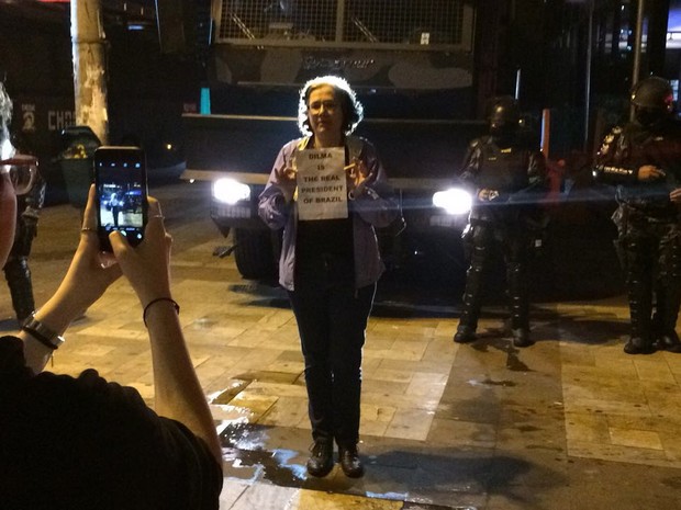 Mulher protesta em frente aos policias do Choque, posicionados posicionados ao lado da entrada do metrô Faria Lima (Foto: Fábio Tito/G1)