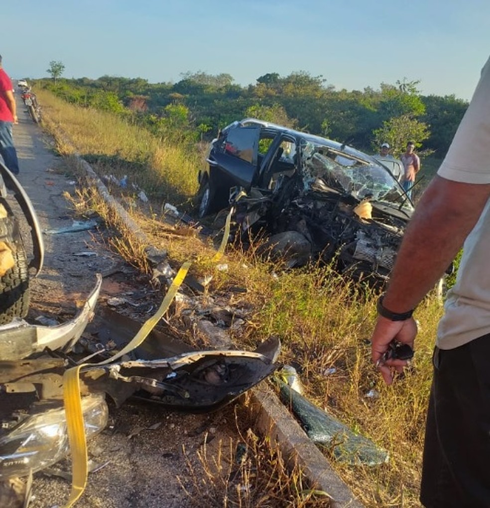 O acidente envolvendo duas caminhonetes ocorreu nesta quinta-feira em Itarema, interior do CearÃ¡. â€” Foto: ReproduÃ§Ã£o/SVM