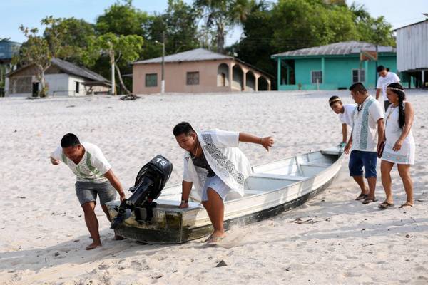 Indígenas Kambeba viajam de barco para a comunidade vizinha de São Sebastião para votar 