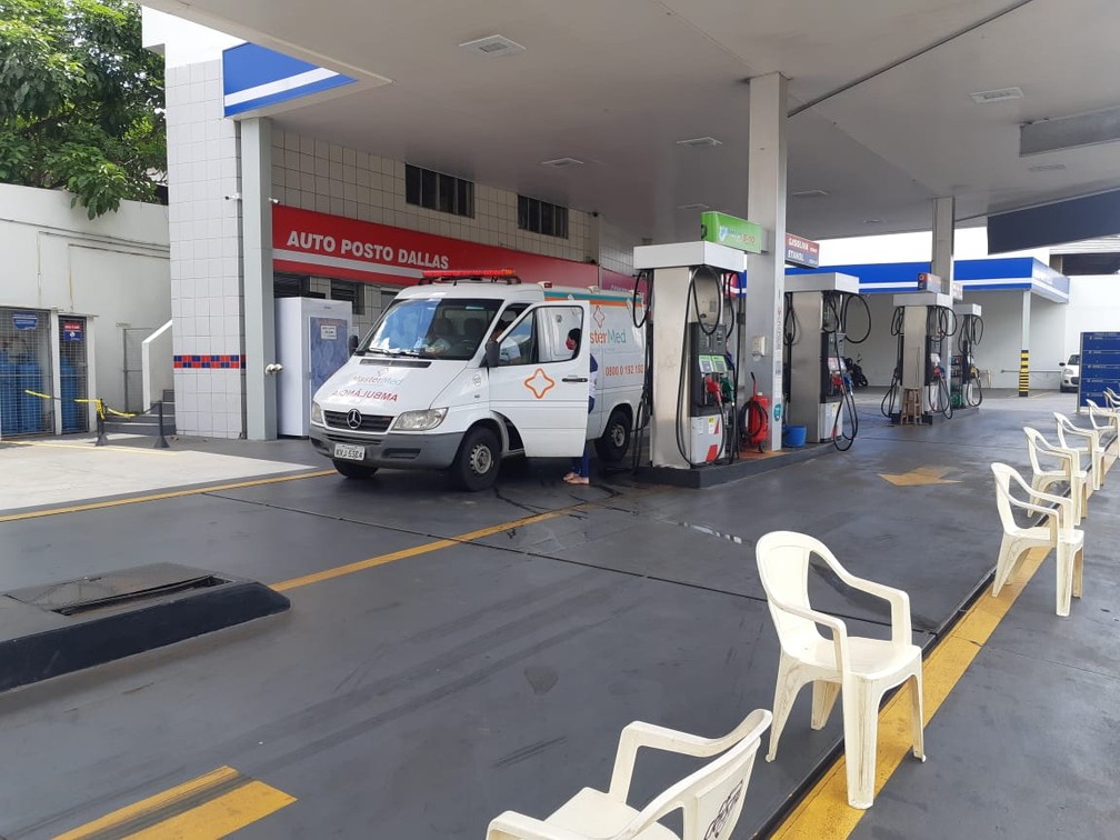 Ambulância é abastecida em posto de combustíveis em Araraquara — Foto: Fernanda Câmara/EPTV