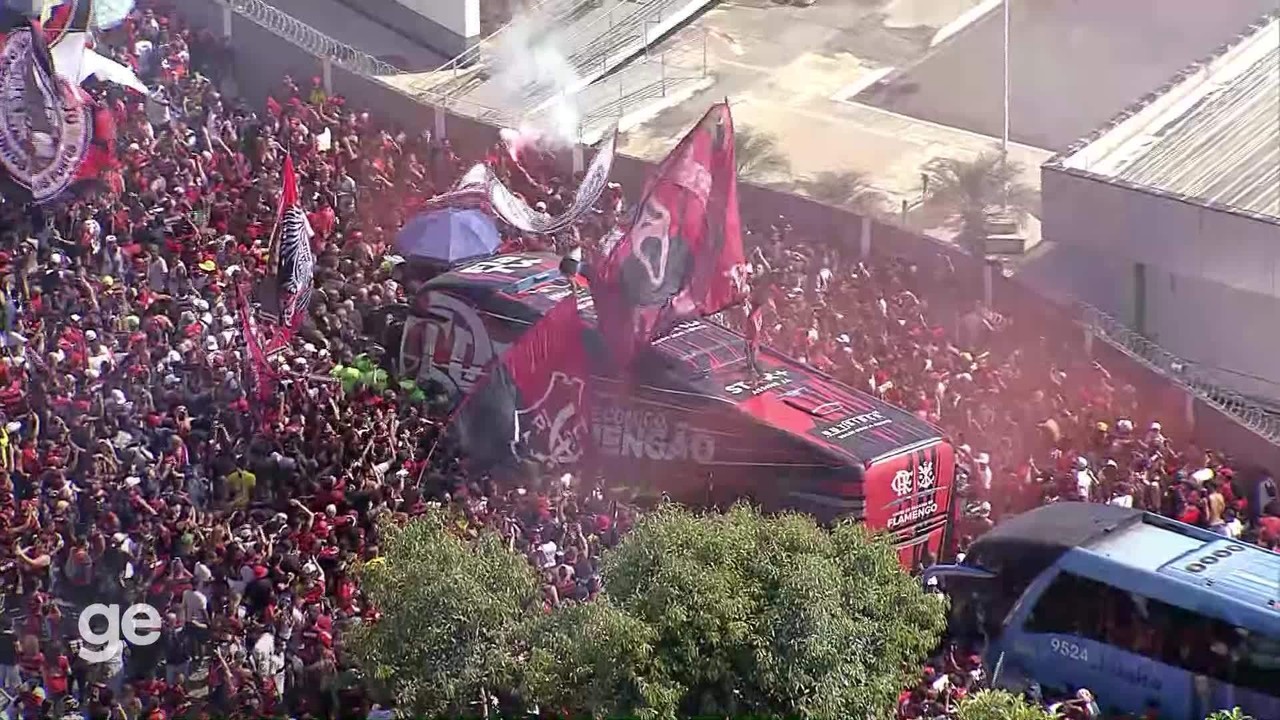 Torcedores cercam &ocirc;nibus do Flamengo e fazem festa no embarque para Guayaquil