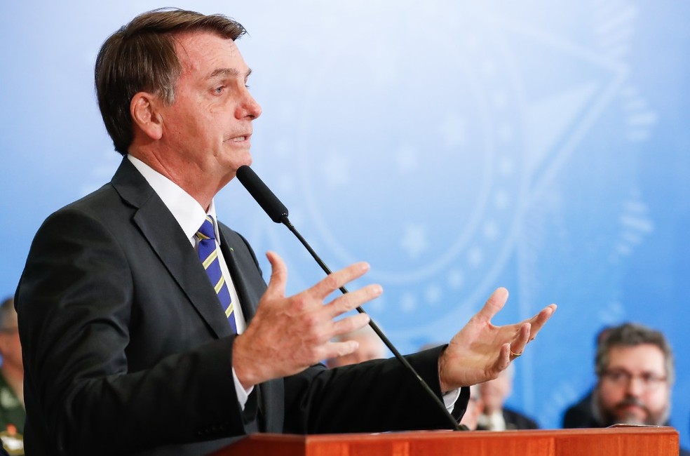 O presidente Jair Bolsonaro ao discursar no Palácio do Planalto nesta terça (11) — Foto: Alan Santos/PR