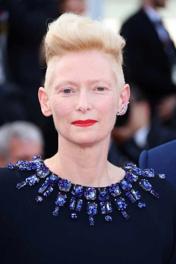 CANNES, FRANCE - MAY 20: Tilda Swinton attends the screening of "Three Thousand Years Of Longing (Trois Mille Ans A T'Attendre)" during the 75th annual Cannes film festival at Palais des Festivals on May 20, 2022 in Cannes, France. (Photo by Daniele Ventu (Foto: WireImage)