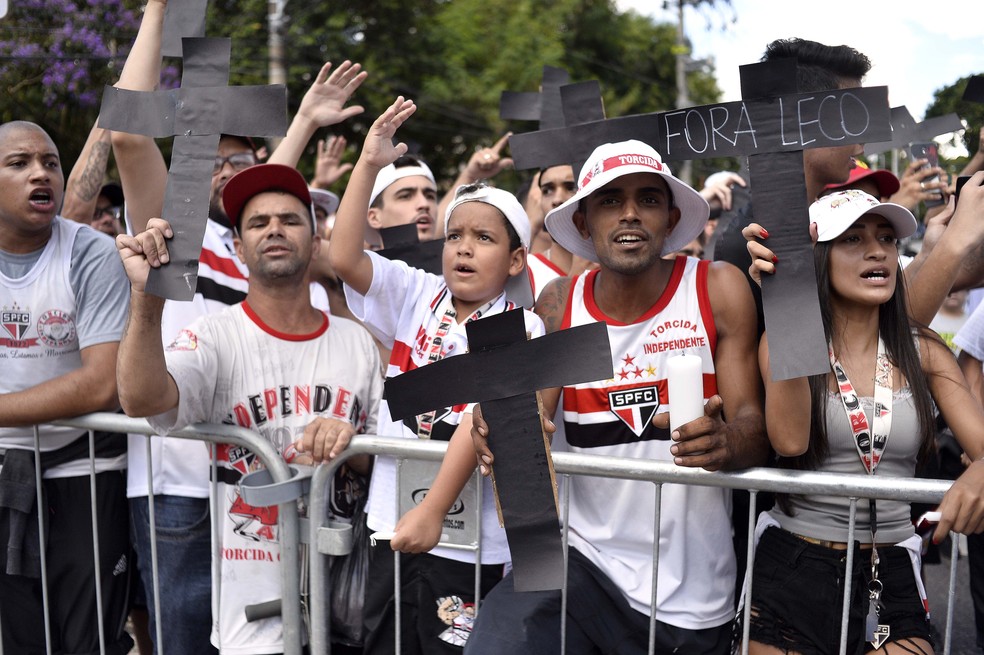 Torcida do São Paulo protesta no Morumbi — Foto: Marcos Ribolli