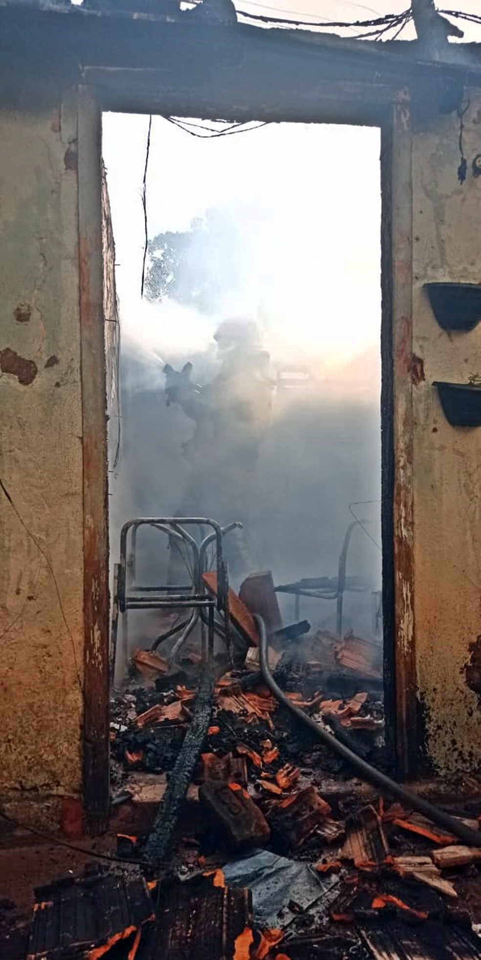 Bombeiros salvam pai com três filhos e cachorro de incêndio em residência em Varginha, MG — Foto: Corpo de Bombeiros