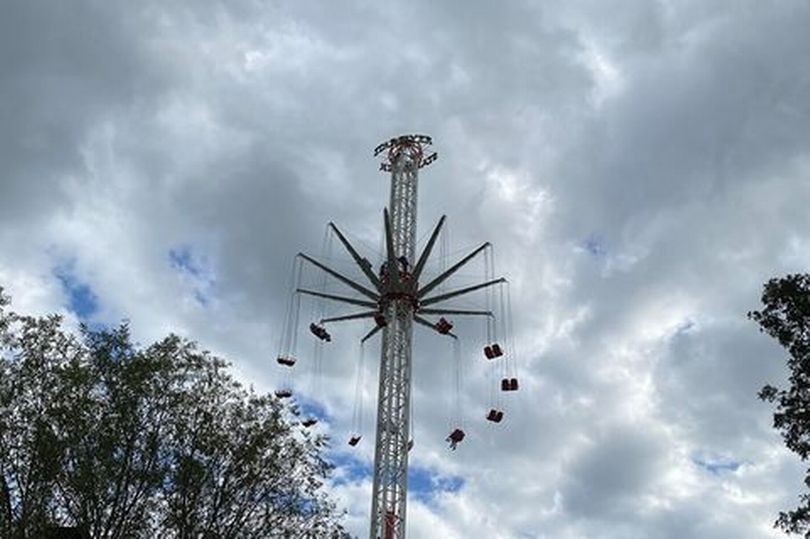 Falha em parque de diversões deixa visitantes presos a 25 metros de altura na Inglaterra (Foto: Reprodução/Gloucestershire Live)