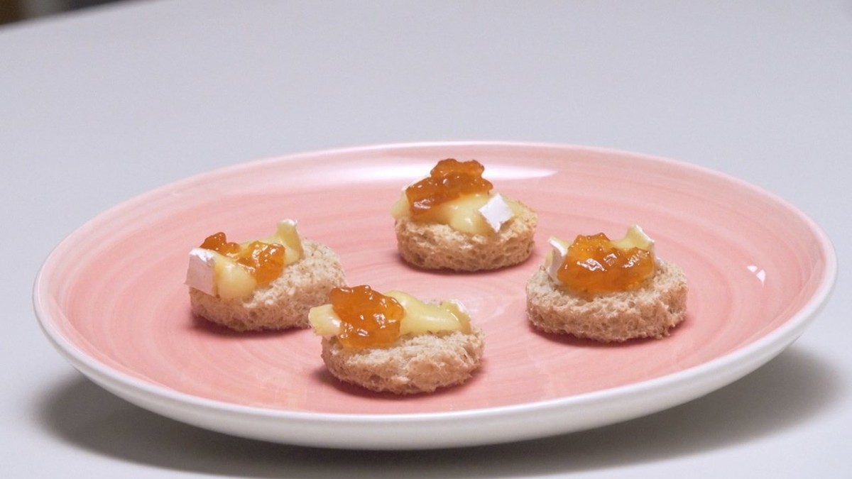 Canapé de queijo brie com geleia de damasco Receitas