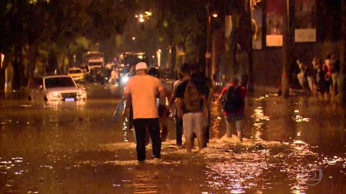 Temporal no Rio mata 3 pessoas, derruba árvores, alaga ruas e hotel