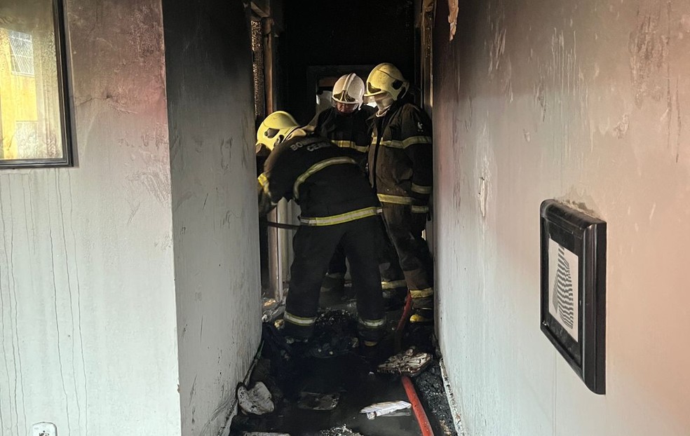 Um dos quartos do apartamento ficou completamente perdido, com todas as mobílias e eletrônicos queimados. — Foto: Corpo de Bombeiros/ Divulgação