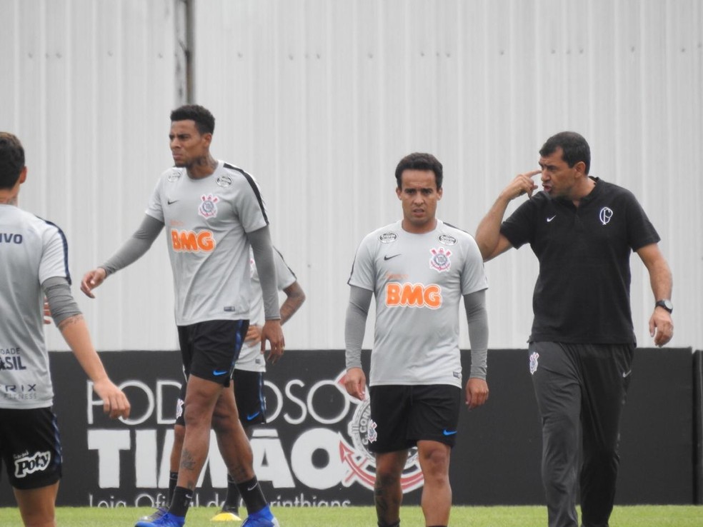 Fabio Carille com Jadson e Gustagol no treino do Corinthians — Foto: Bruno Cassucci