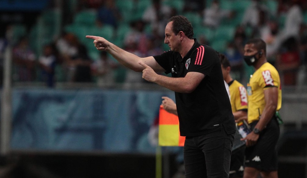 Ceni orienta o time do São Paulo contra o Bahia — Foto: Rubens Chiri / saopaulofc.net