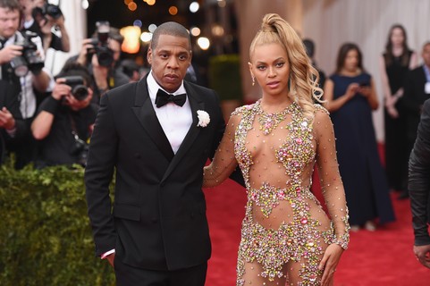 Apesar de uma suposta crise no relacionamento, Beyoncé e Jay Z permanecem firmes e fortes. O rapper conheceu a cantora quando ela tinha apenas 18 anos e eles seguem juntos desde então. Os dois se casaram no ano de 2009 em uma cerimônia secreta em Nova York.