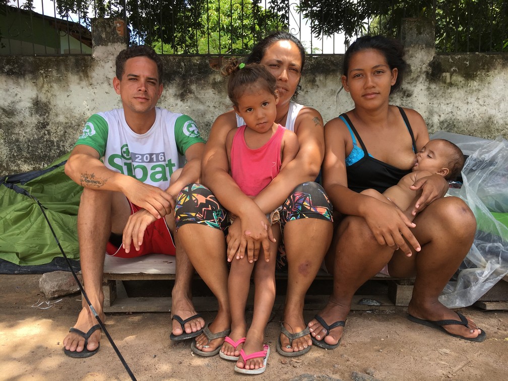 Harold Afonso, 24, a sogra Carlebis Navas, 35, a mulher Hillary Diaz, e os filhos de 4 meses e três anos (Foto: Emily Costa/G1 RR)