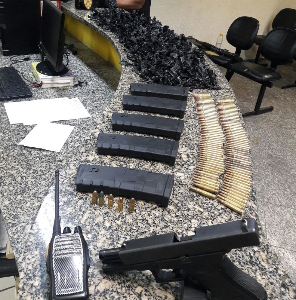 Polícia Militar apreendeu grande quantidade de cocaína, arma, carregador e munição para fuzil (Foto: Polícia Militar/Divulgação)