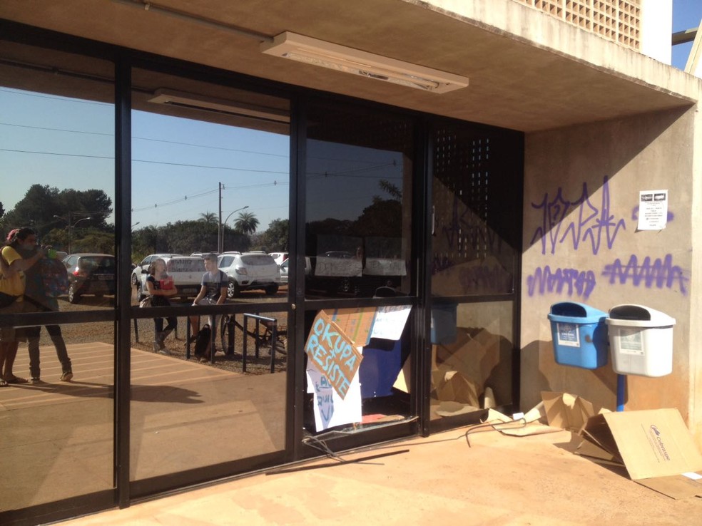 Pedaço de vidro quebrado na porta do BSA Sul (Foto: Bianca Marinho/G1)