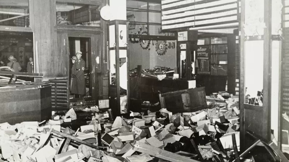 Objetos espalhados pelo chão de uma loja de judeus saqueada — Foto: YAD VASHEM PHOTO ARCHIVE via BBC