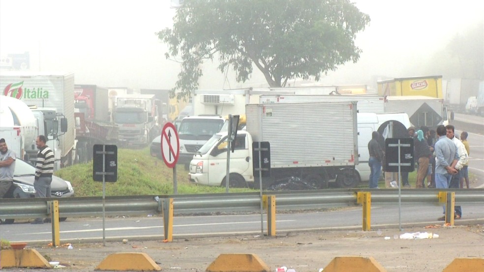 Caminhoneiros protestam no Sul do Estado do Rio de Janeiro (Foto: Reprodução/ TV Globo)