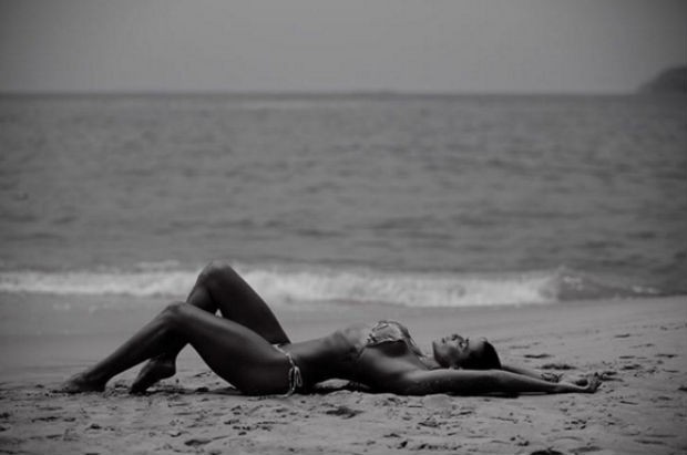 Deborah Secco sensualiza de biquíni na praia (Foto: Reprodução/Instagram)