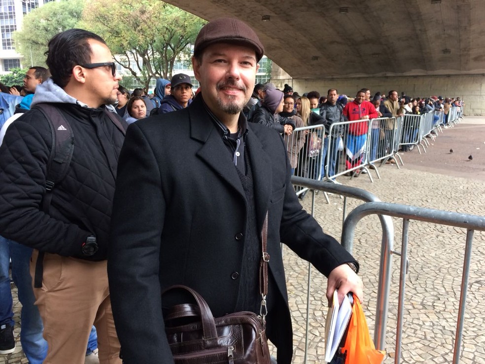 O administrador Celso Agostini aguardava lendo um livro na fila do mutir&atilde;o do emprego no Centro de S&atilde;o Paulo  (Foto: Marina Pinhoni/G1 )