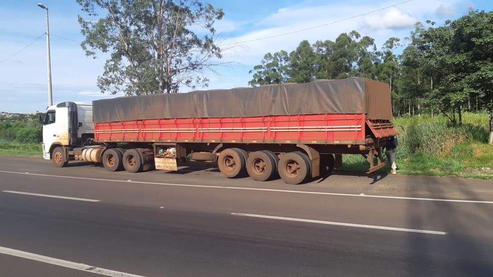 Motorista uruguaio foi preso em flagrante e levado para Dise de Ourinhos  — Foto: Polícia Rodoviária Federal / Divulgação 