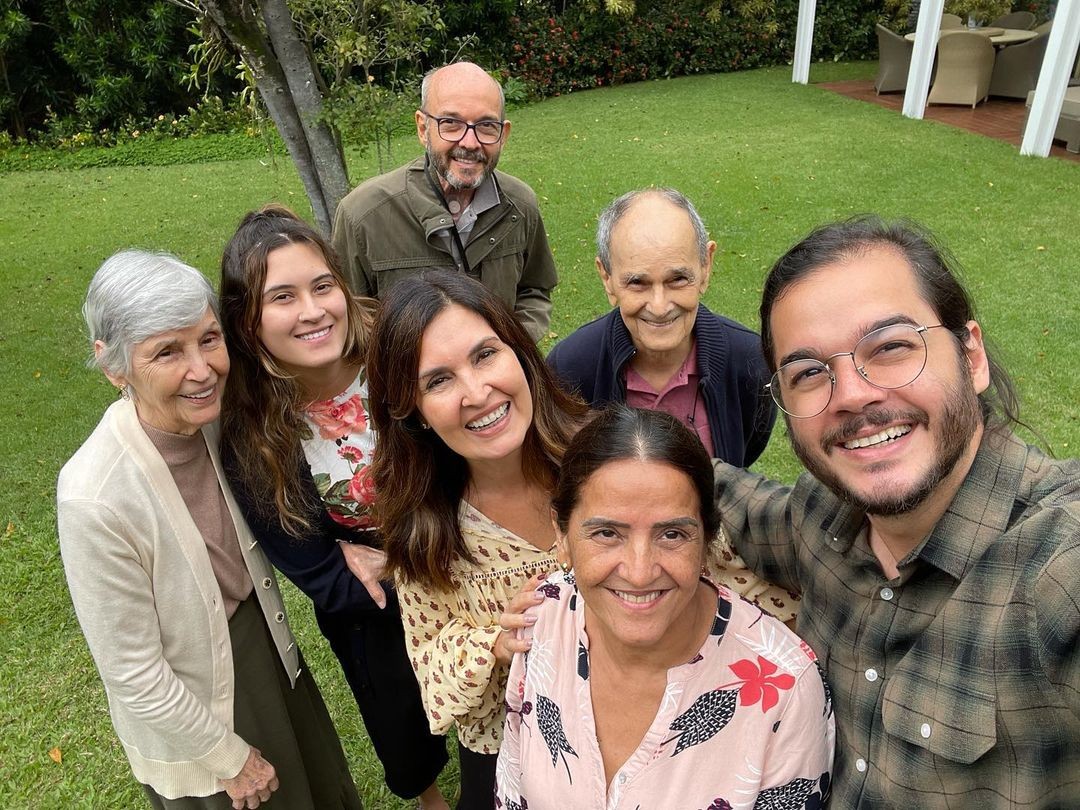Fátima Bernardes com os pais, os sogros e Bia Bonemer no aniversário de Túlio Gadêlha (Foto: Reprodução/Instagram)