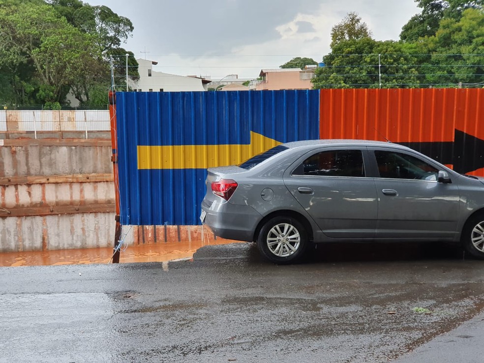 Carro por pouco não caiu em cratera que se abriu no DF — Foto: Pedro Borges/TV Globo