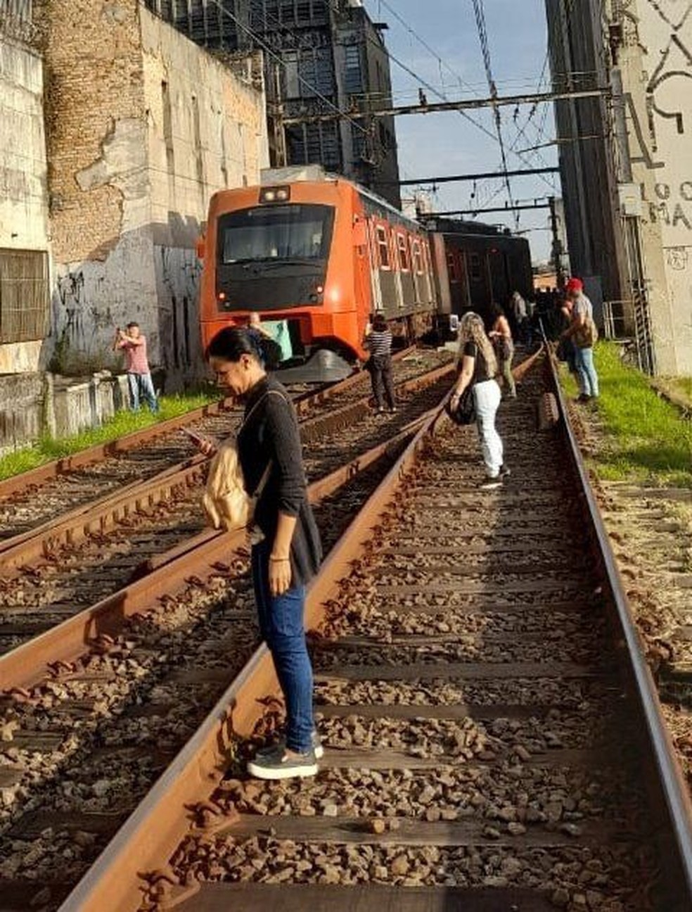 Passageiros descem no trilho após descarrilamento de trem na linha 8-Diamante nesta quinta-feira (30) — Foto: Arquivo pessoal 