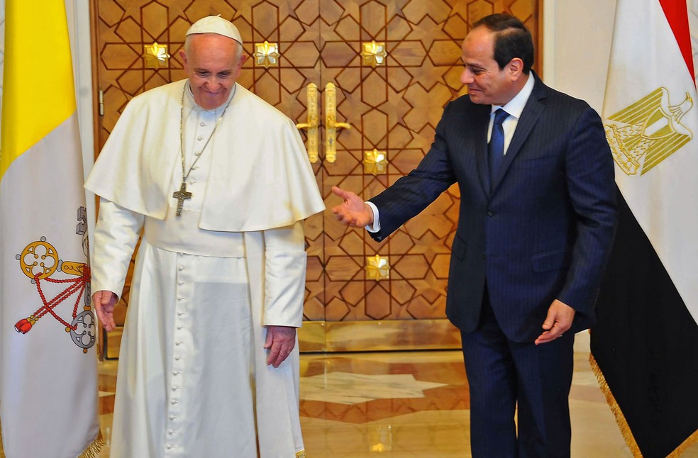 O presidente do Egito Abdel Fattah al-Sisi recebe o papa Francisco no Cairo (Foto: HO / AFP)