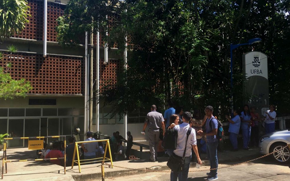 Substância vaza no instituto de química da Ufba e prédio é evacuado em Salvador  — Foto: Ivis Macedo/G1