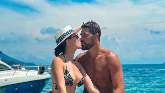 Victor Pecoraro troca beijos e se declara a Rayanne Morais em passeio de barco