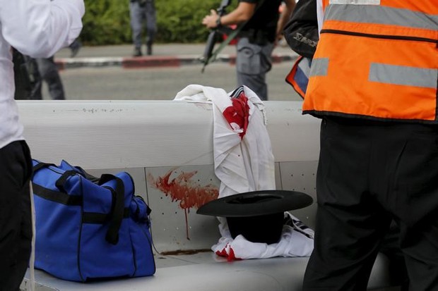 Sangue de israelense ferido durante ataque com faca em Jerusalém nesta sexta-feira (30) (Foto: Ammar Awad /Reuters)