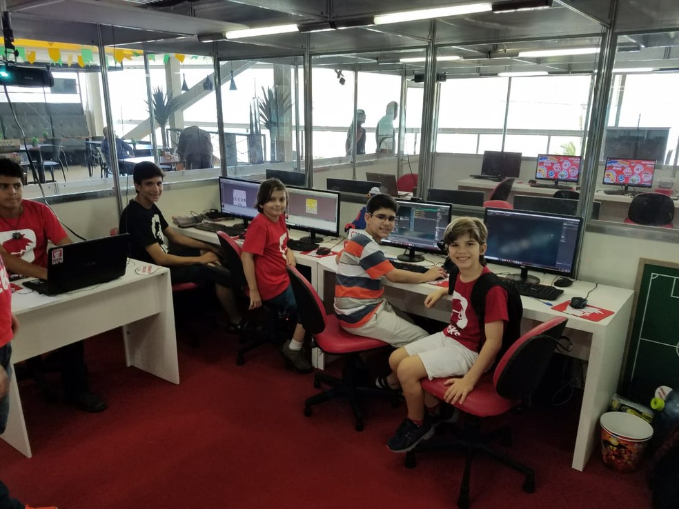 Leonardo Mota Meira Filho, de 13 anos, com outros adolescentes que participam da colônia de férias em João Pessoa (Foto: Leandro Mota/Arquivo Pessoal)