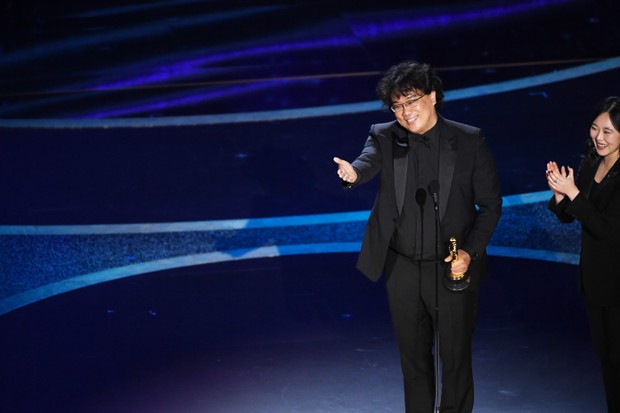 Bong Joon Ho recebe o Oscar de Melhor Diretor por Parasita (Foto: Getty Images)