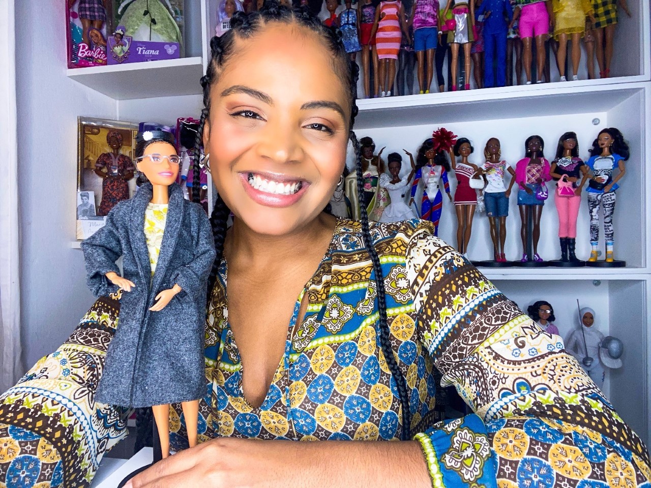 Jornalista que coleciona Barbies negras há cinco anos tem acervo com 75 bonecas: 'Questão de representatividade'