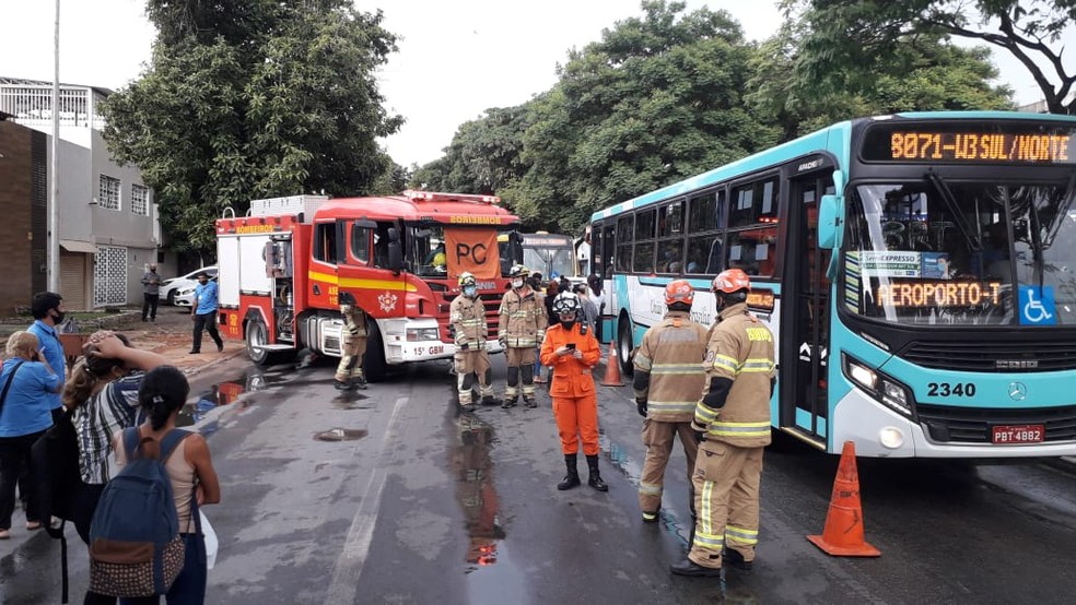 Acidente entre dois ônibus e um carro na W3 Sul, em Brasília — Foto: Corpo de Bombeiros/Divulgação