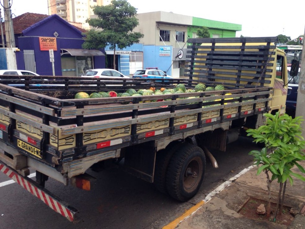 Caminhão furtado foi levado para a Depac Centro (Foto: Osvaldo Nóbrega/TV Morena)