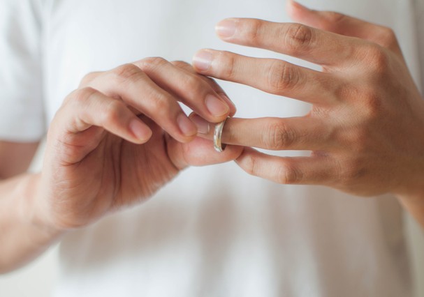 A close-up view of a young man's hands removing his wedding ring a concept of relationship difficulties (Foto: Getty Images)