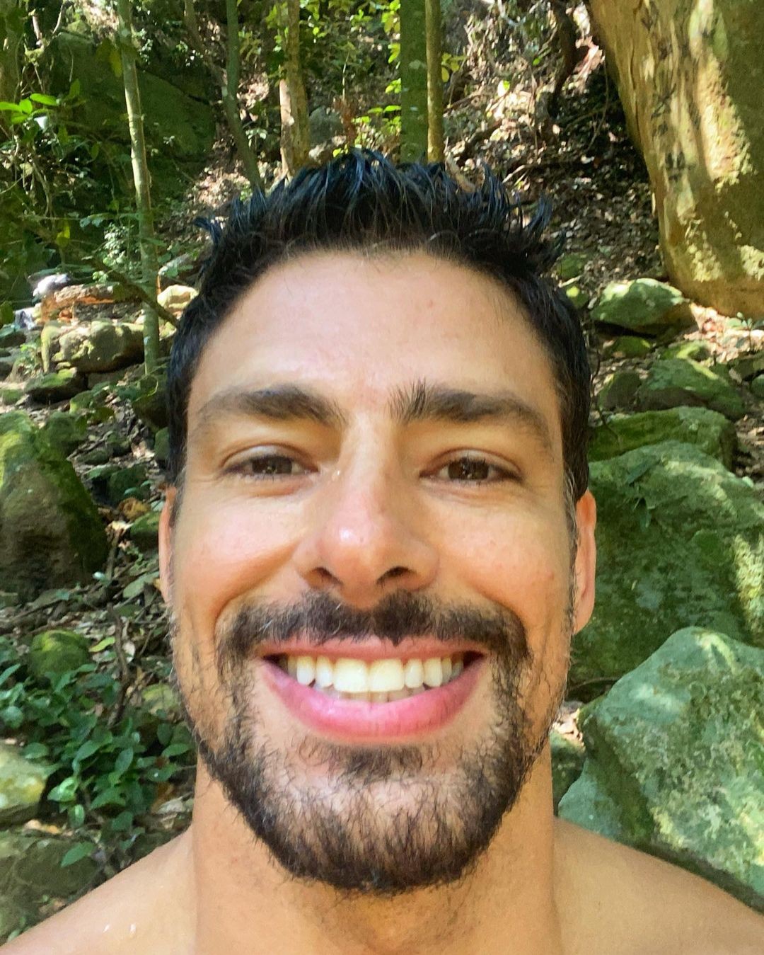 Cauã Reymond posa em cachoeira (Foto: Reprodução / Instagram)