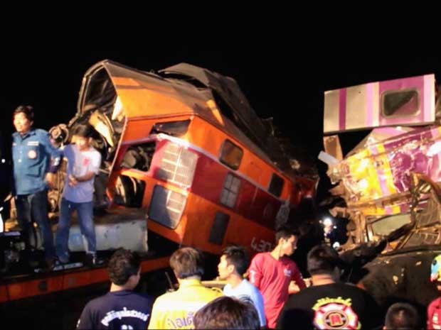 Trens colidiram em Bangcoc. (Foto: Thai News Network TV / Via AP Photo)