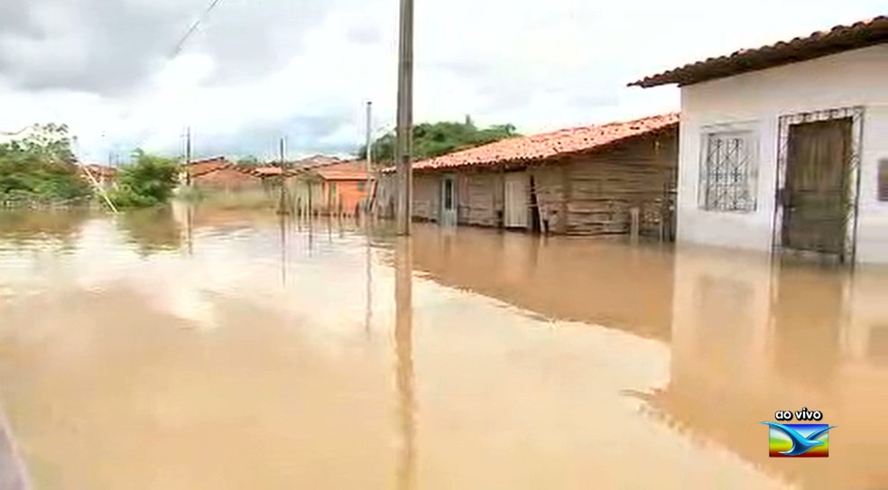 Cheia do Rio Mearim deixa mais de 130 desabrigados em Pedreiras (MA). (Foto: Reprodução/TV Mirante)
